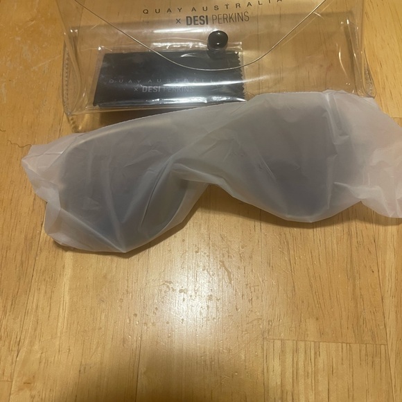 Quay Australia High Key Sunglasses - Gold/Gold | Desk Perkins Collaboration,NEW - Picture 3 of 14